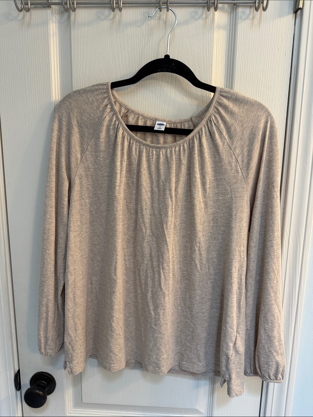 Old Navy Long Sleeve Scoop Neck Top in Light Taupe